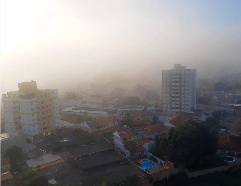 Cuiab amanheceu com cu coberto por neblina nesta segunda-feira (27)