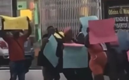 Manifestantes protestam contra repressão a ambulantes haitianos em Cuiabá; veja vídeos