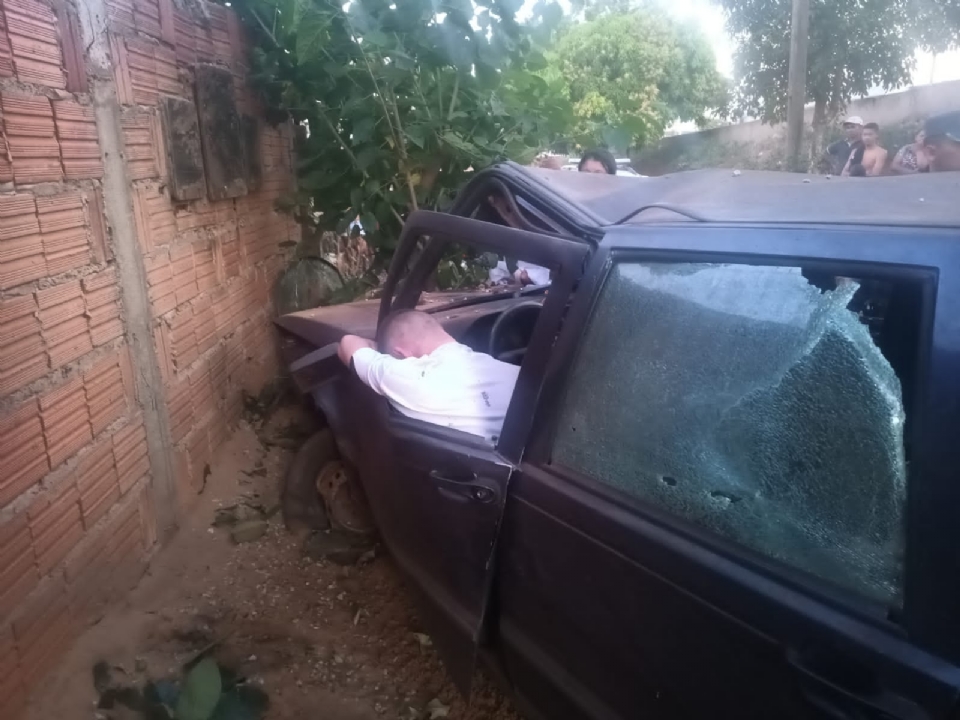 Motorista bbado bate carro em muro e acaba internado em hospital