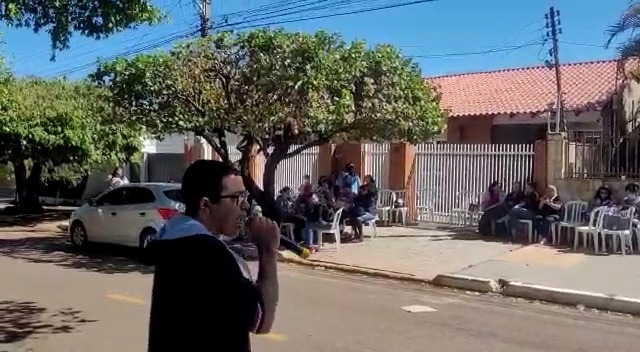 Sindicato acampa na porta da casa de prefeito e secretrio acusa presidente de se aproveitar em momento poltico