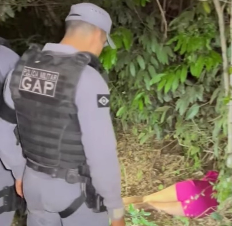 Bandidos executam mulher e filmam tentativa de decapitao em matagal