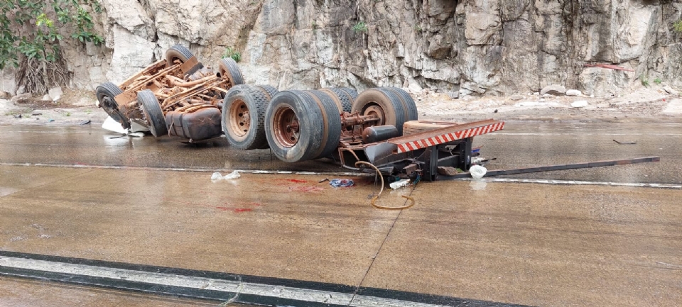 Carreta carregada de leo diesel tomba e duas pessoas so socorridas na Serra de So Vicente