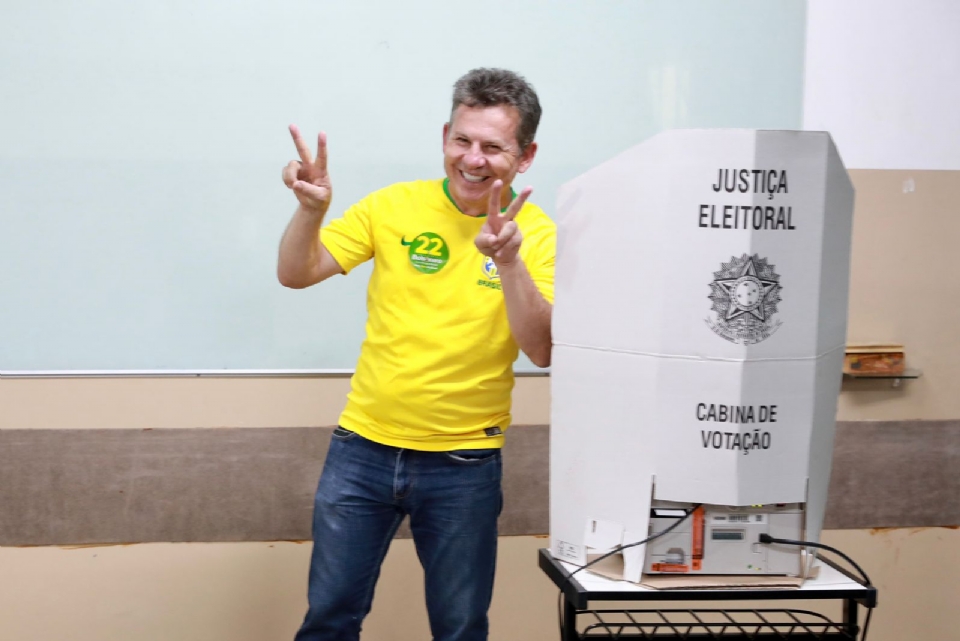 Trajado de verde e amarelo, Mauro reafirma autonomia de MT e cr na reeleio de Bolsonaro