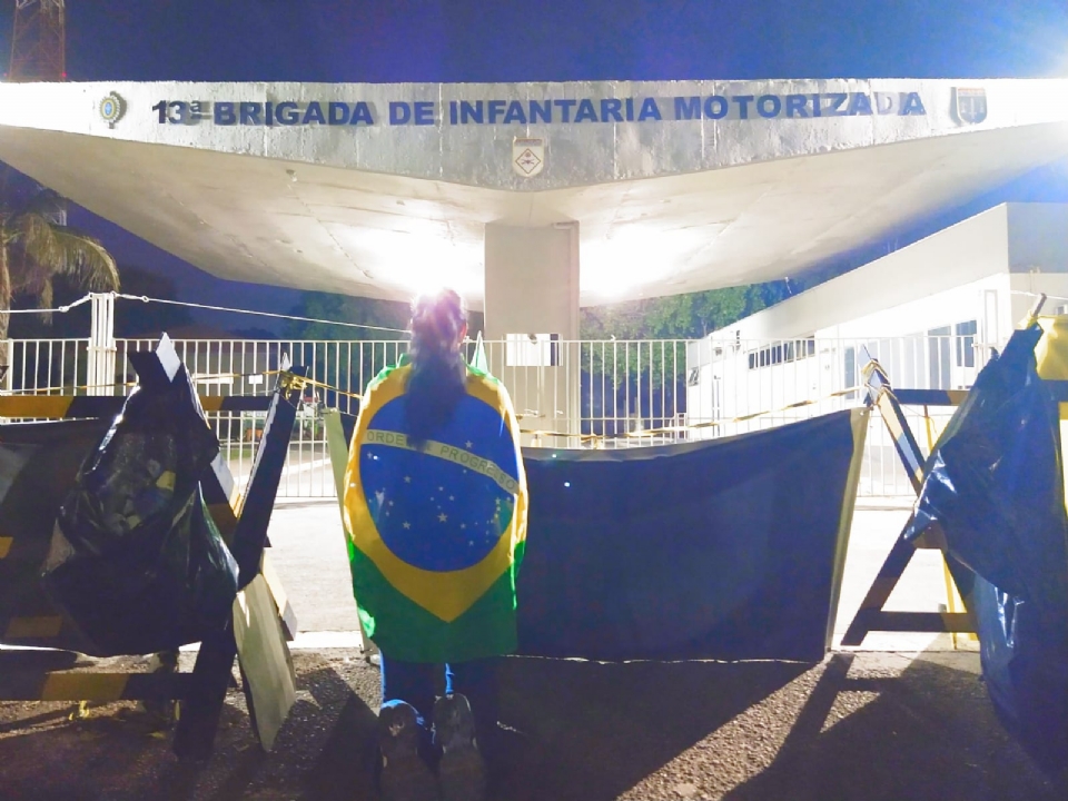 Com manifestao reduzida, apoiadores de Bolsonaro no comentam relatrio das Foras Armadas; veja vdeo e fotos