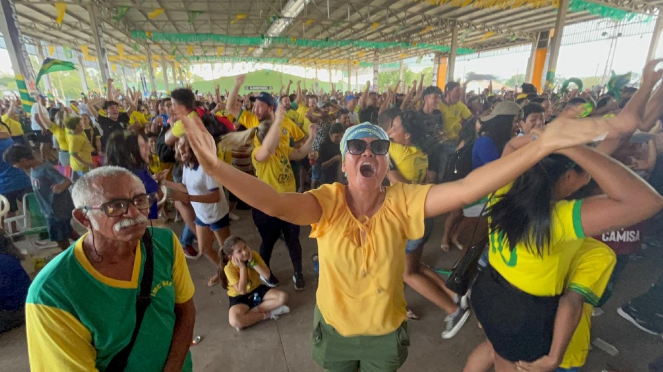 Cuiabanos lotam bares para acompanhar estreia da Seleo Brasileira na Copa do Mundo