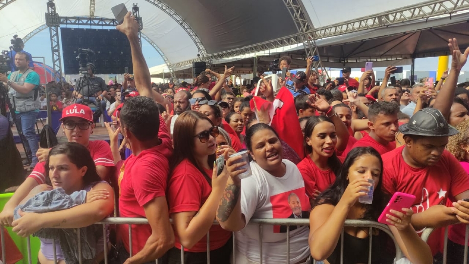 Depois de duas dcadas da ltima visita, multido se aglomera para chegada de Lula em Rondonpolis; veja vdeos
