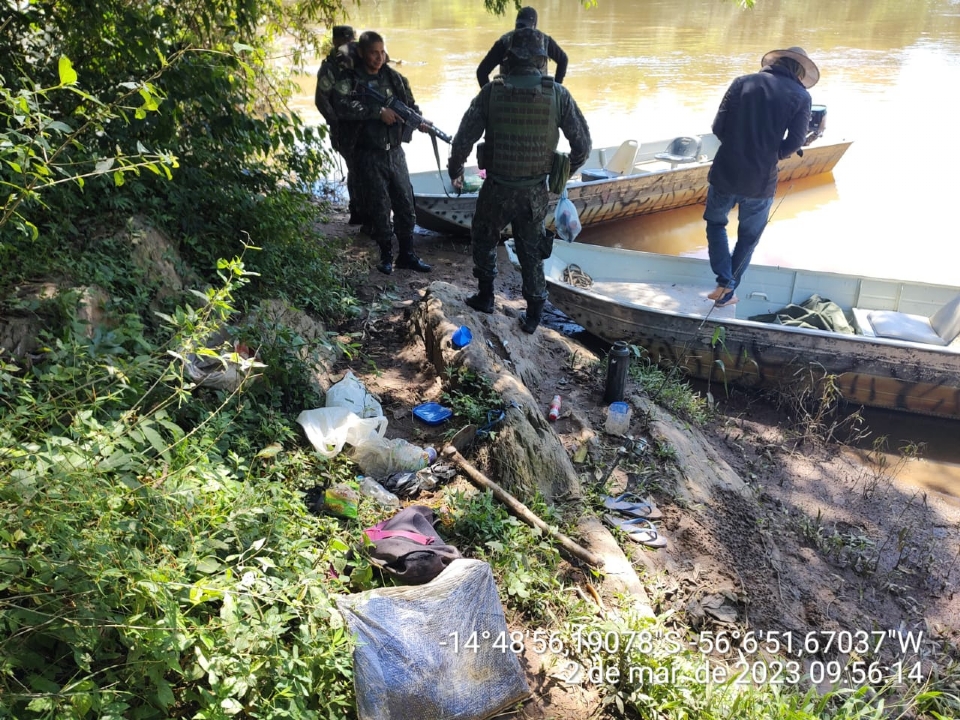 Policiais ambientais desmontam acampamento e multam pescadores predatrios em MT; vdeos