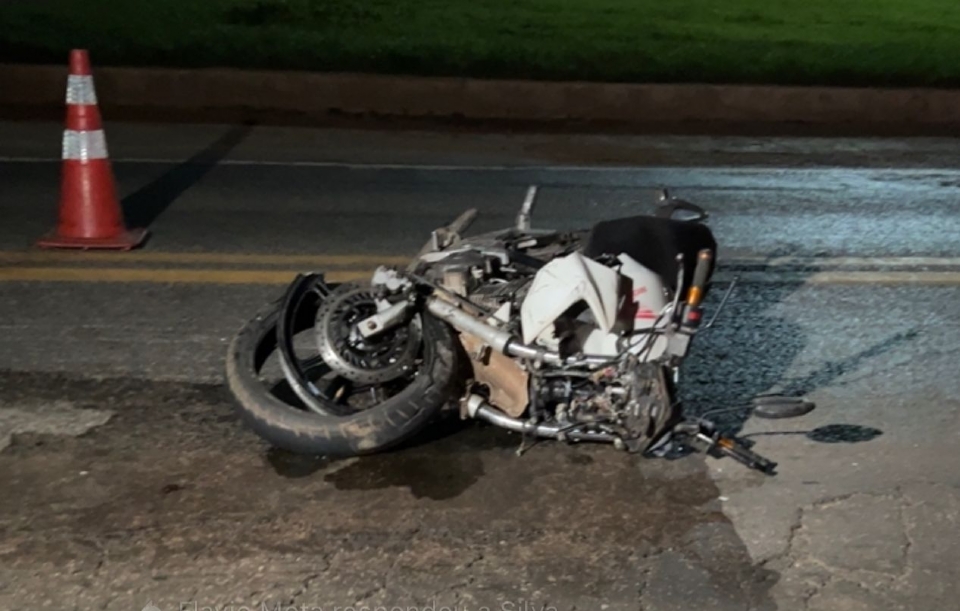 Motociclista esbarra em pneu, perde controle e morre ao colidir em carreta