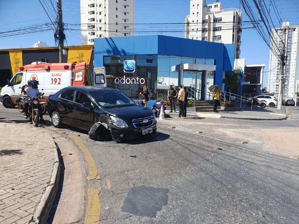 Carro atinge moto e trava trnsito na avenida Filinto Muller