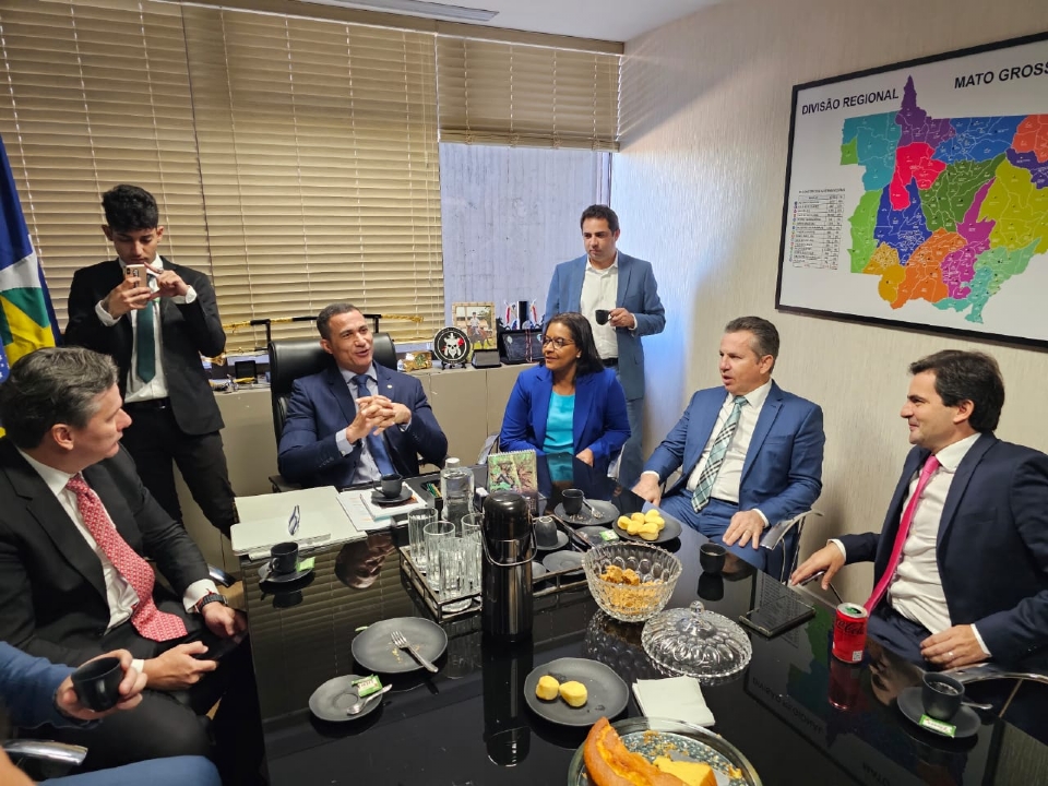 Mauro toma caf com deputados, refora debate sobre reforma tributria e acompanha posse de Carvalho no Senado