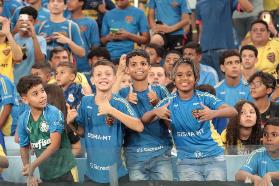 Brasil na Arena: 72 entidades beneficentes e quatro mil crianas assistem treino da seleo