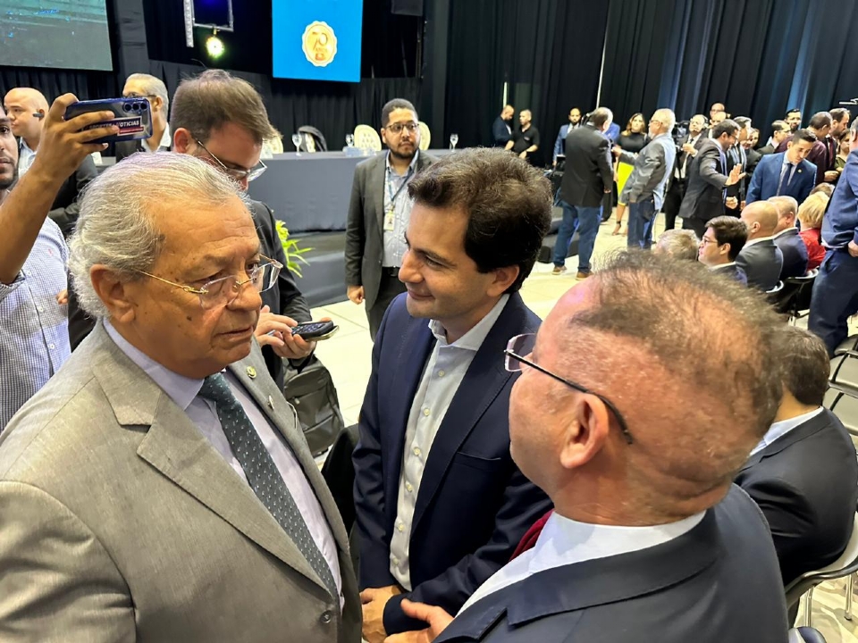 Jayme Campos conversa com Eduardo Botelho e Fábio Garcia durante posse no TCE-MT