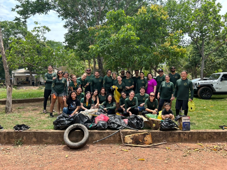 Projeto rene voluntrios e retira 35 kg de lixo das margens do Rio Claro