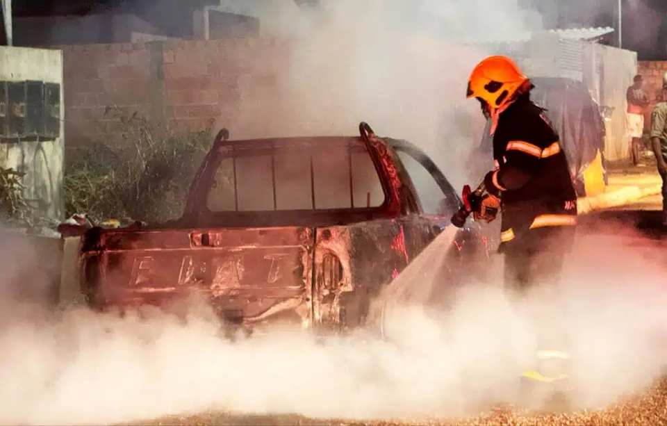 Incndio deixa Fiat Strada completamente destrudo; vizinhos escutaram exploso