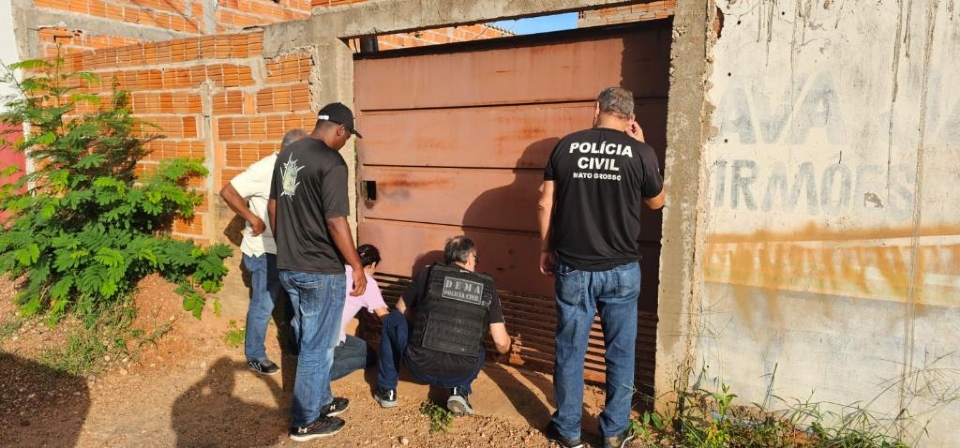 Pitbulls abandonados pelo tutor so resgatados pela Polcia Civil em Cuiab