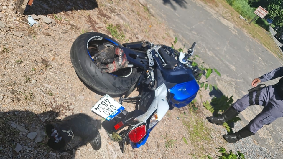 Homem  arremessado para fora de pista ao colidir moto de alta cilindrada em Nissan Kicks; veja vdeo
