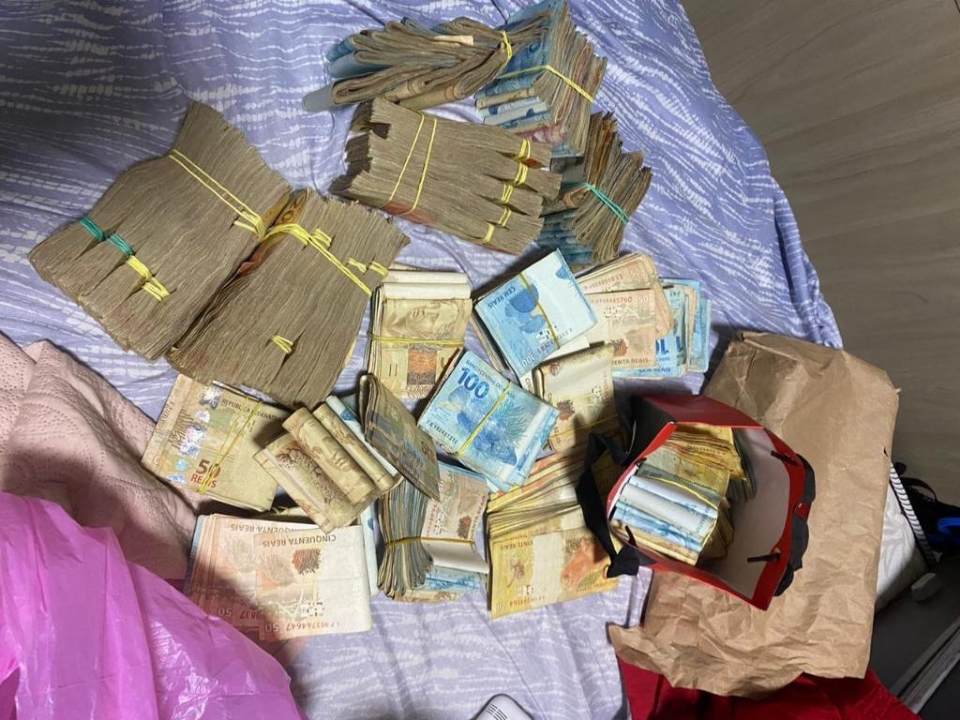 Polcia apreende R$ 100 mil na casa de advogada investigada em operao