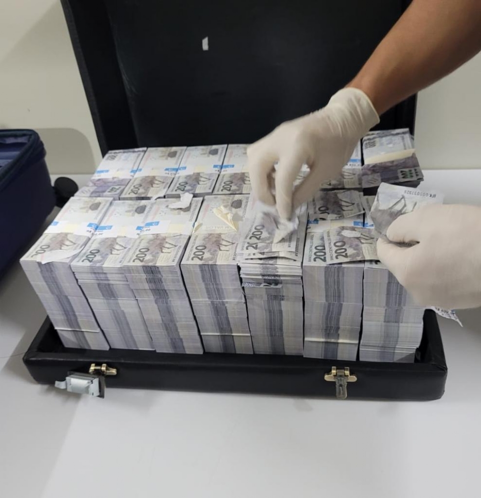Polcia mira quadrilha presa com R$ 10 milhes em notas falsas e Justia bloqueia R$ 400 mil de contas