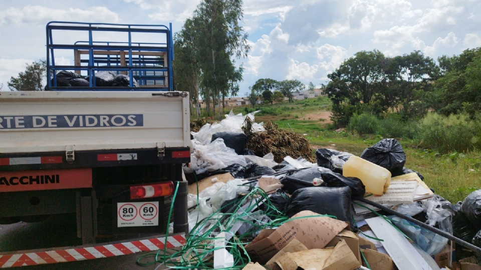 Dupla  presa por despejar lixo em via pblica de Vrzea Grande