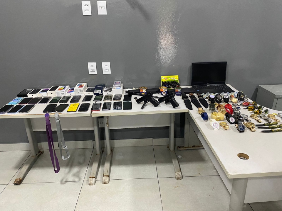 Dupla  presa aps roubar loja de celular em Vrzea Grande; objetos foram apreendidos