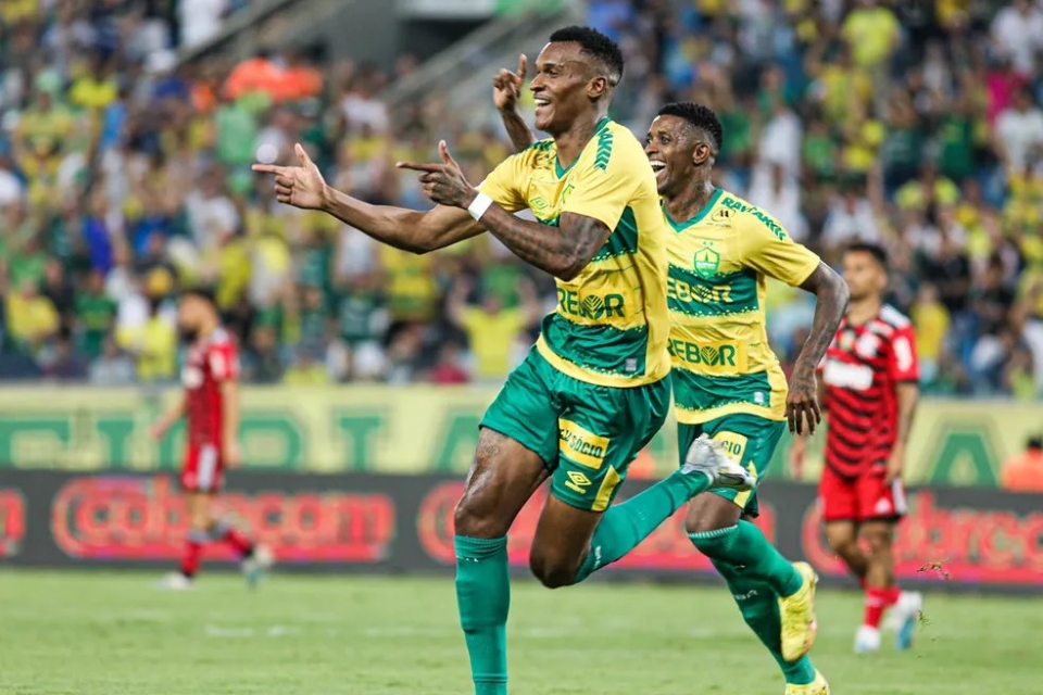 Lateral Matheus Alexandre desfalca o Cuiab na estreia da Copa Sul-Americana