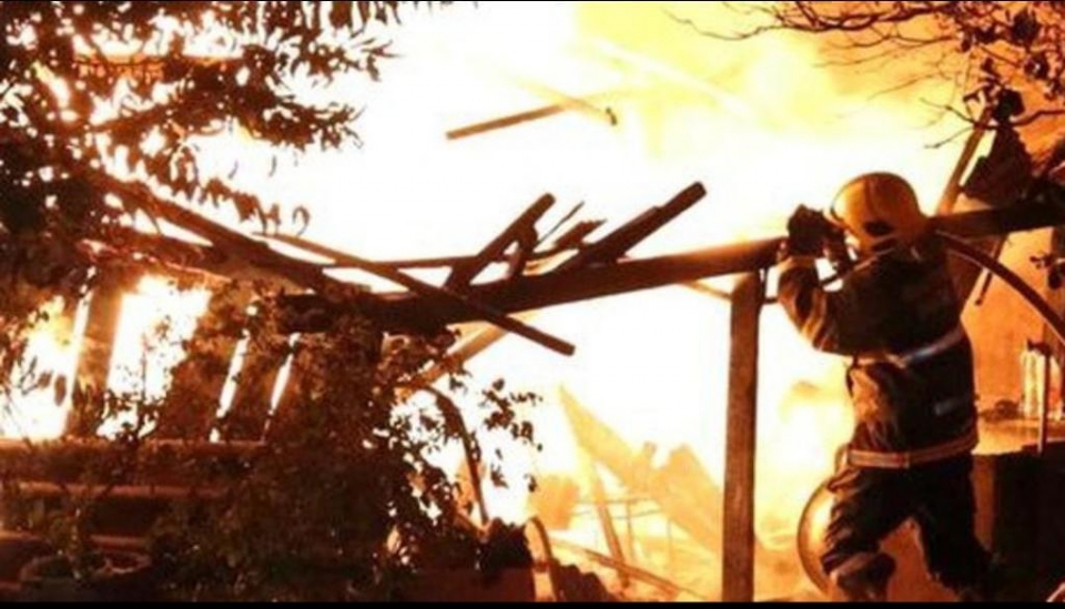 Residncia fica destruda aps ser atingida por incndio em cidade de MT