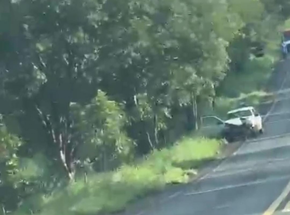 Idoso  arrastado por 200 metros aps ser atingido por carro na Estrada do Manso
