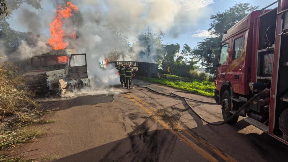 Carreta carregada de algodo sofre acidente e pega fogo na MT-344
