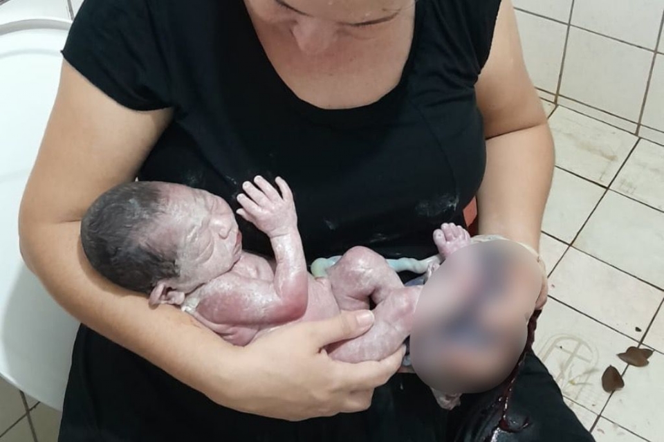 Mulher d  luz filho em banheiro de casa aps ch de fraldas na igreja; beb ficou no oxignio