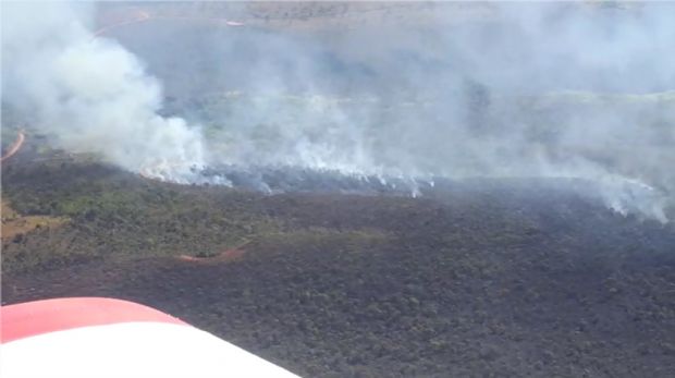 Bombeiros tentam conter incndio que ameaa atingir Parque Gruta da Lagoa Azul em Nobres
