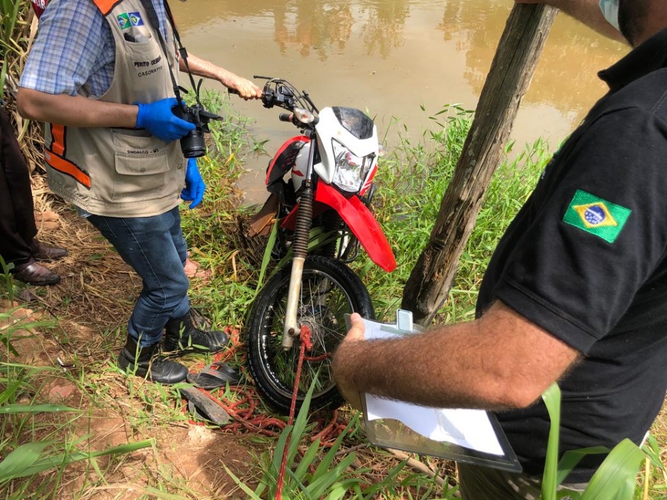 Corpo de homem é encontrado dentro de rio junto com moto