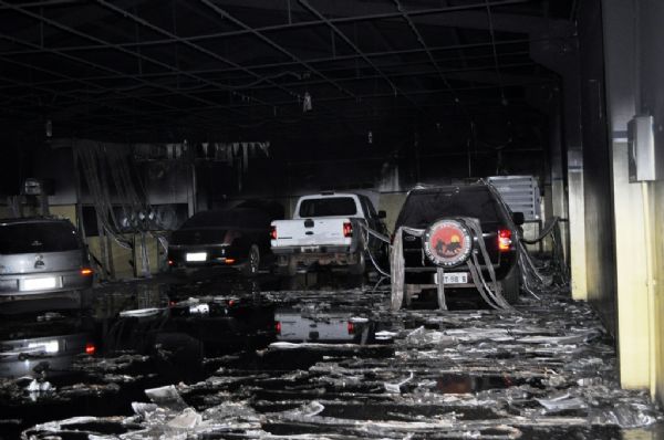 Incndio atinge cinco automveis em depsito de autoeltrica na avenida Miguel Sutil;  fotos 
