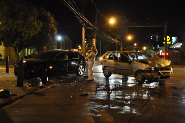 Acidente entre Palio e Cruze zero na Getlio deixa carros destrudos  fotos