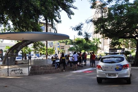 Ato contra aumento da tarifa de nibus em Cuiab rene poucas pessoas na Praa Alencastro