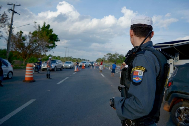 Blitz da Lei Seca prende seis motoristas e multa 66 condutores em Cuiab