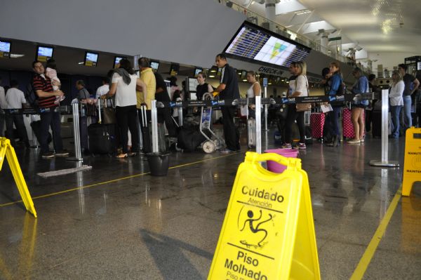 Chuva provoca transtornos a passageiros e cancela voos no aeroporto de Cuiab; Fotos 