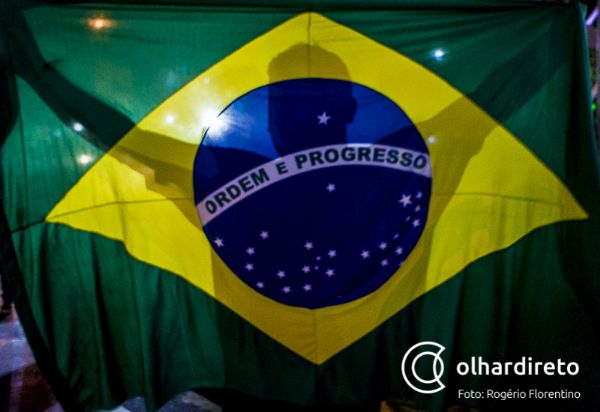 Populares vo s ruas de Cuiab para pedir sada de Dilma, aps nomeao de Lula como ministro
