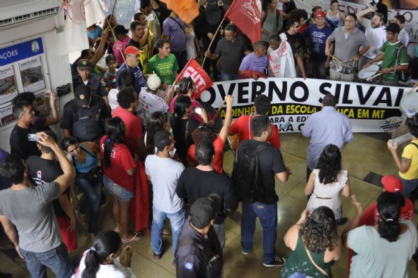 Professores aceitam proposta de Silval e suspende a greve mais longa da educao