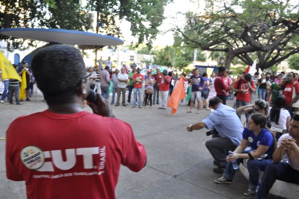 Em dia sem aula, professores do estado protestam em frente  Prefeitura de Cuiab
