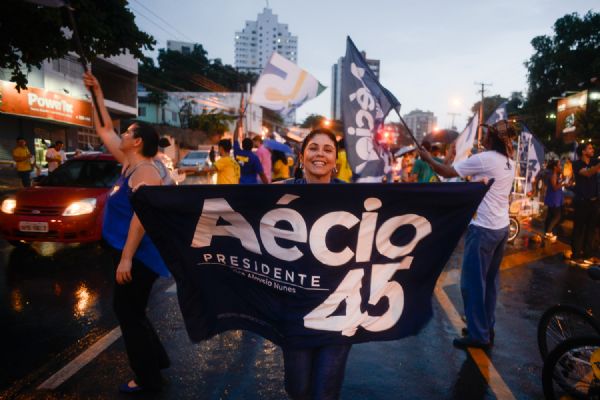 Cerca de trs mil pessoas vo s ruas de Cuiab para apoiar Acio Neves;  Fotos