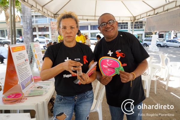 Rosean Glria Oliveira e Valdomiro Arruda, da equipe tcnica da Secretaria de Sade de Cuiab, orientam uso da camisa-de-vnus