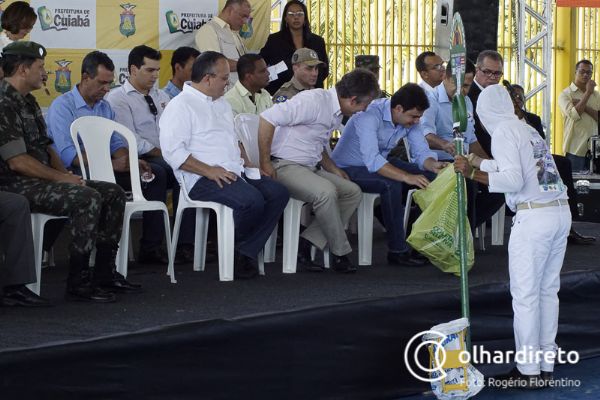 Hlio  Augusto Gomes catou os copos plsticos sob as cadeiras das autoridades