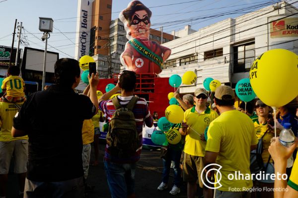 Vestidos de verde e amarelo, manifestantes pedem sada de Dilma; ato teve boneco apelidado de bandilma