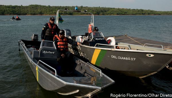 Equipe do Corpo de Bombeiros procura pessoa desaparecida no lago do Manso