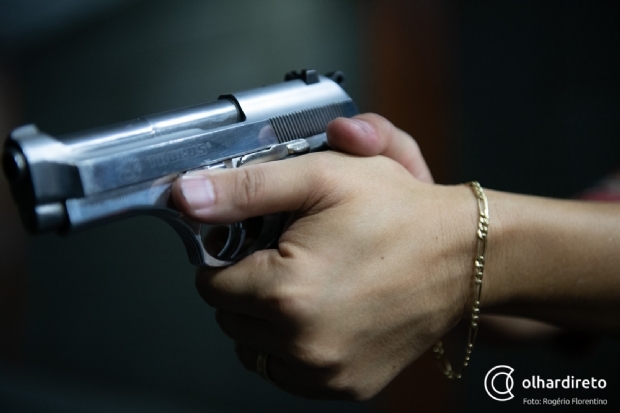 Homem  preso aps agredir mulher que pegou arma emprestada para praticar tiro esportivo em zona rural