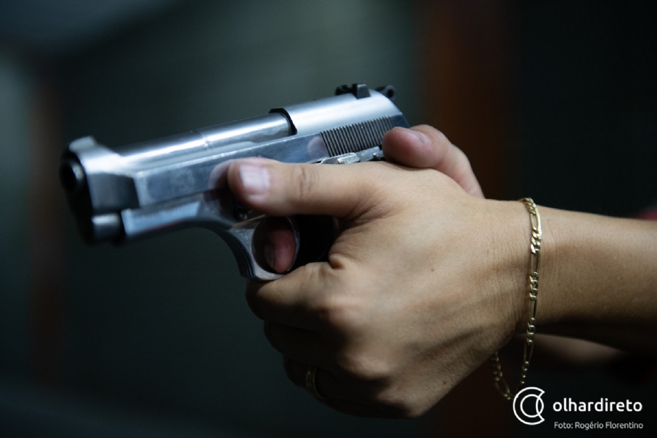 Criminoso armado invade casa e tenta matar rival com sete tiros