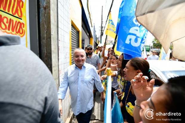 Em busca de votos de indecisos, Taques vai para as ruas em ltimo dia de campanha