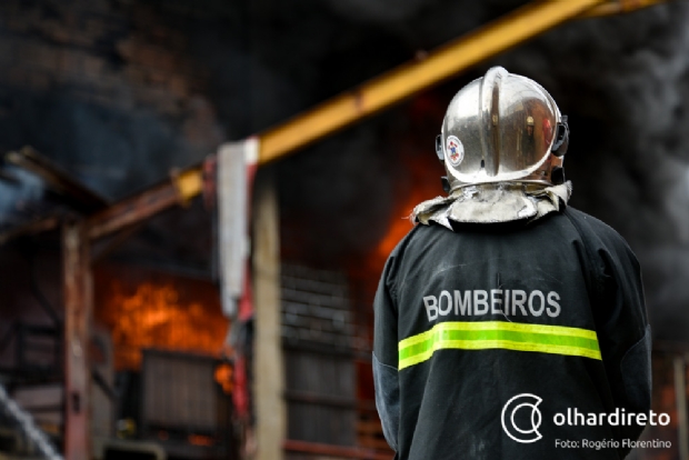 Incndio atinge galpo de armazenamento da Aofer em Cuiab;  fotos 