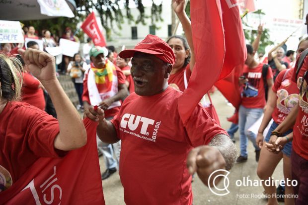 Manifestantes organizam carreata e enterro simblico de parlamentares de Mato Grosso