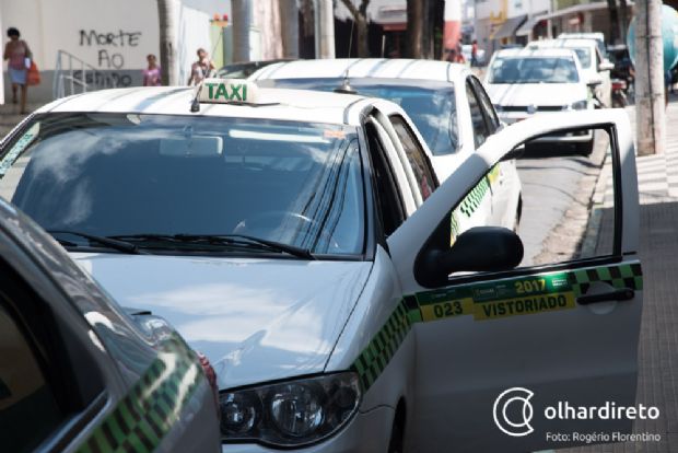 Aps Uber, disputa por passageiros se acirra e taxistas podem conceder at 40% no desconto de corridas